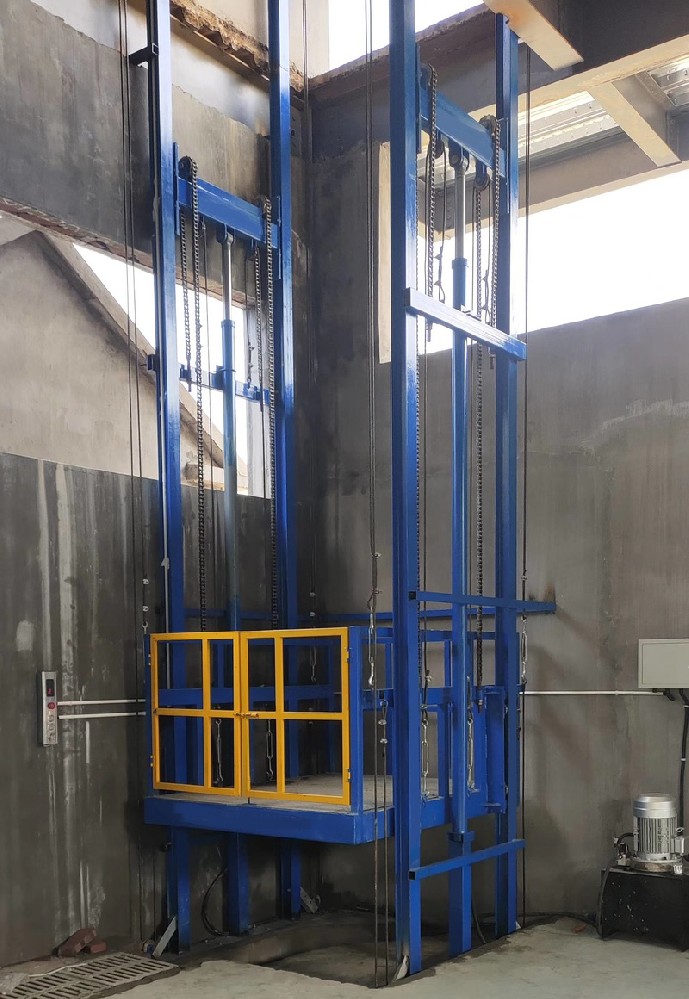 陰雨天氣使用導(dǎo)軌式升降貨梯注意什么?